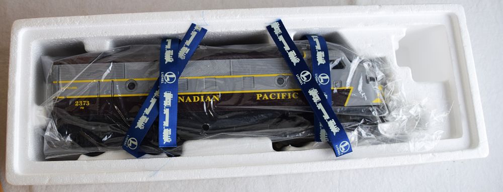 Lot 231: Lionel 6-21759 Canadian Pacific F3 AA Passenger Set