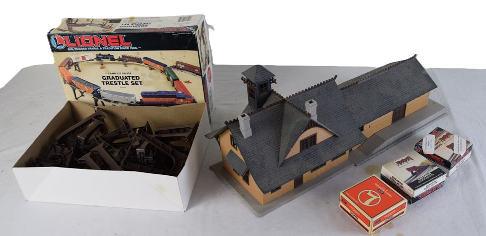 Lot 247: Lionel 5 Piece Accessory Lot