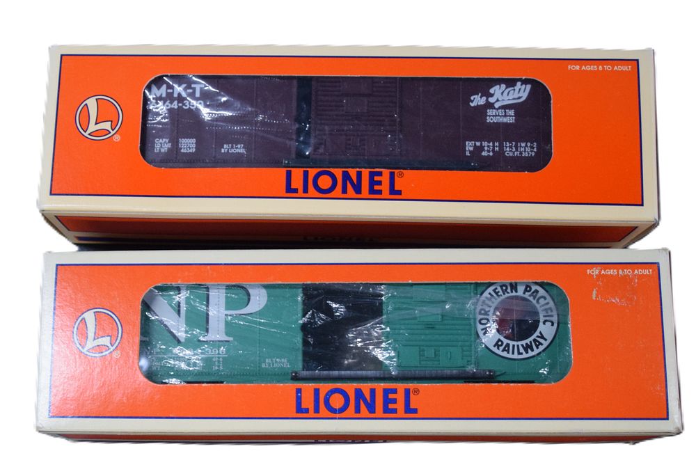 Lot 282: Lionel 6-19293 and 6-19284 Box Car Set