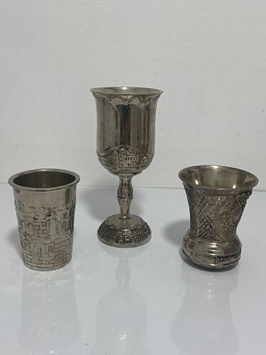 שלושה כוסות קידוש ישנות מצב טוב
הגדולה נוף ירושלים 16 סמ" הקטנות 8 סמ"
