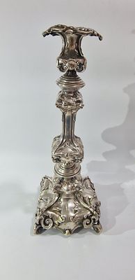 פמוט יחיד עתיק כנראה "Baroque" חתום. פגמים מצולמים. מידות 
34.5X14 ס"מ 
כנראה ציפוי כסף