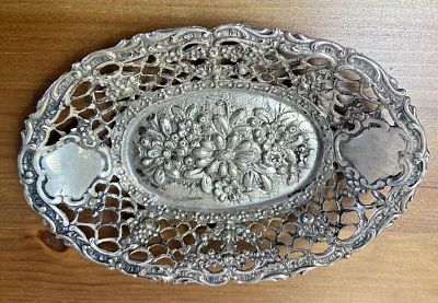 צלחת מיני פרחונית אמנותית בעבודת יד מכסף עתיק 800. 11X2 סמ" 
60 גרם