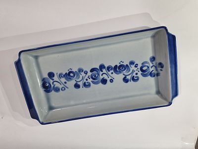 קערת הגשה מרובעת וגדולה של לפיד גדם ערבסקות חתום במצב מושלם. . מידות 
40.45X21.5 ס"מ 
גובה 4 ס"מ