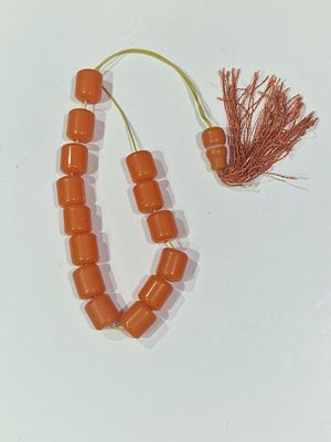 מחרוזת חרוזי תפילה איסלאמית (מסבחה) עשויה חרוזי בקליט אמבר (amber bakelite). אורך כל חרוז: 18 