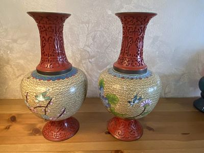 זוג אגרטלי קלאוזונה ישנים בשילוב צינובר סינים גדולים מעוטרים בציור יד מצב מושלם. גובה: 26 ס"מ