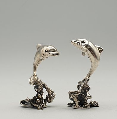 זוג דולפינים עשוי כסף 925 על ידי צורף ארצו סבטיני במחצית השנייה של המאה ה-20, של אומנות איטלקית 