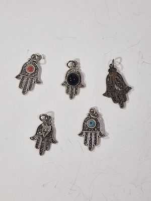 לוט תליונים חמסה קטנים מכסף.