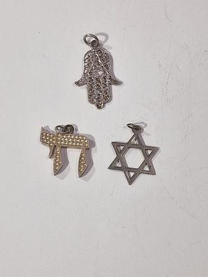 לוט תליונים קטנים מכסף.