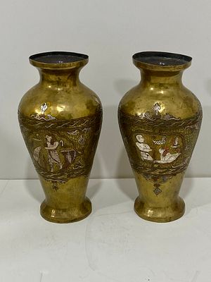 זוג אגרטלים דמשקאים עתיקים.
. זוג אגרטלים דמשקאים עתיקים. 
עבודת דמשק כנראה לשוק המצרי, עבודה 