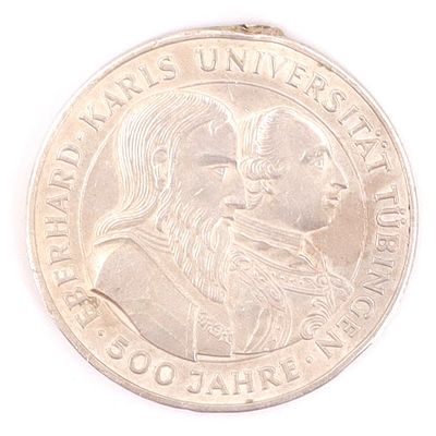 מטבע או מדליית כסף, היתה משובצת כנראה בתור תליון בעבר, פגם בחיבור לתליון. . קוטר 4 ס"מ, משקל 25 גרם.