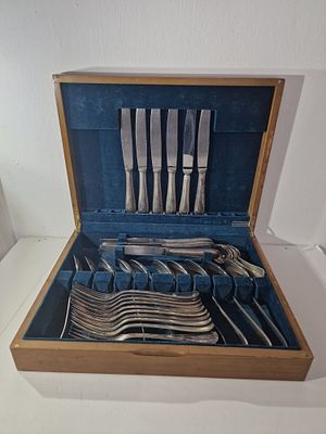 סט סכום עתיק פרסי מצופה כסף.
. 10 סכינים 
10 מזלגות 
10 כפות 
9 כפיות 
יתכן והסכינים ידית כסף.