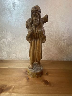 פסל עתיק מעץ זית של משה והכבש נזקים 25 סמ