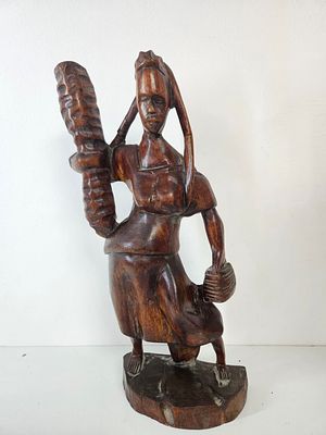פסל עץ אפריקאי ישן בגילוף יד.