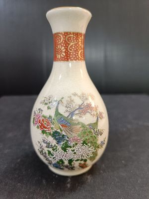 אגרטל חרסינה יפאני מניאטורי עם ציור טווס על פרחים. חתום מצב: טוב מאוד. 
11X6 ס"מ.