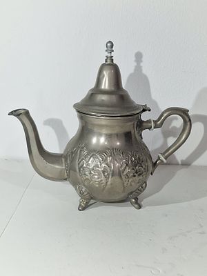 קומקום איסלאמי ישן. נזק למכסה וציר מתוקן ראו תמונות 
21X23 סמ"