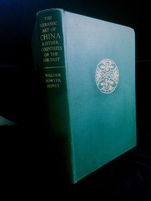 ספר גדול ועב כרס עם מידע מקיף אודות אומנות הקרמיקה בסין העתיקה ובמזרח הרחוק, כולל עשרות תצלומים 