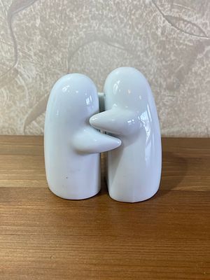 סט מלח פלפל בצורת שתי דמויות מחובקות. יצרן: Golf&amp;co.