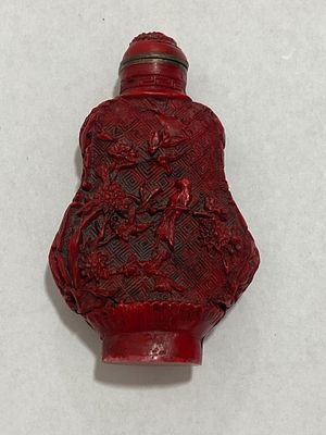 בקבוק הרחה סיני צינאבר אדום 
נזק קל למכסה וכפית משוחזרת, הבקבוק מושלם.