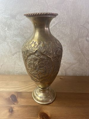 אגרטל נחושת עבודה פרסית פרטים רבים בעבודת יד של ציפורים 19 סמ
. אגרטל נחושת עבודה פרסית פרטים 