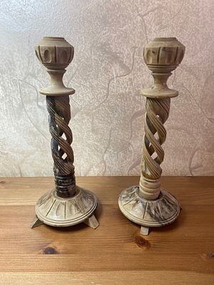 זוג פמוטי עץ מעוצבים בעבודת יד וחריטה. מדבקות מס קניה בתחתית. מידה 
גובה 21 ס"מ