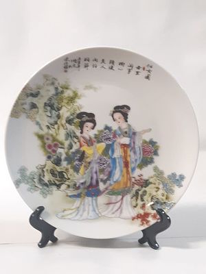 צלחת פורצלן סינית המאה ה20 חתומה משפחה ורודה Famille rose 
גלזורת אמייל בעבודת יד הקיסרית וביתה 