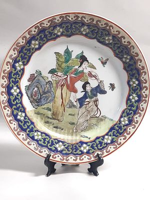 צלחת פורצלן סינית המאה ה20. צלחת פורצלן סינית המאה ה20 זיגוג וציור אמייל בעבודת יד 
במצב מושלם 