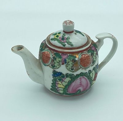 קומקום פורצלן סיני מיני 8X13 סמ" . קומקום פורצלן סיני מיני צביעה ידנית 8X12 סמ" מושלם