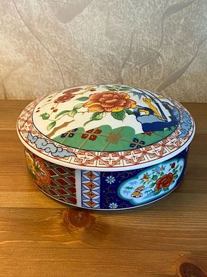 קופסת פורצלן סינית מצוירת ביד עם פרחים ציפ