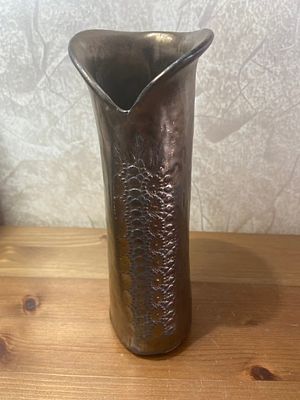 אגרטל ווינטאג' מעוצב עבודת יד עשוי חימר עם ציפוי נחושת. חתום יונתן ISRAEL. 
גובה 18 ס"מ.