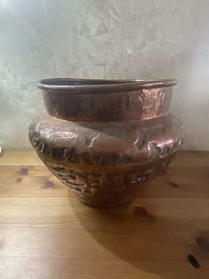 אגרטל ענק נחושת אדומה אסלאמית עתיקה, בעלי חיים מגולפים ביד וקליגרפיה