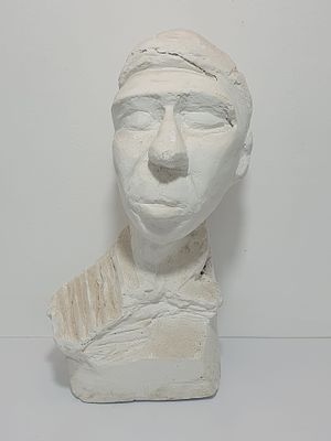 פסל גבס של האמנית רבקה הרצברג סדקים בחלקו העליון מצולם. 
39X19X20 סמ"