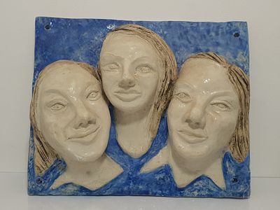 פסל קרמי מדהים של שלוש דמויות
. פסל מדהים של האמנית רבקה הרצברג סדק קל מצולם. 
38X32X8 סמ"