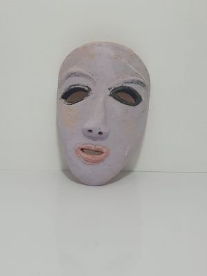 פסל מסכה של האמנית רבקה הרצברג חתום 
22X17X4 סמ"