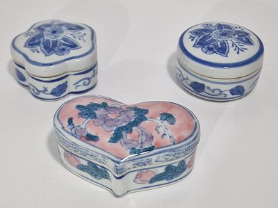 לוט קופסאות פורצלן צבועות ביד, מצב מושלם. 
גובה 3.5 סמ" 
רוחב 6.5 ו 9.5 סמ"