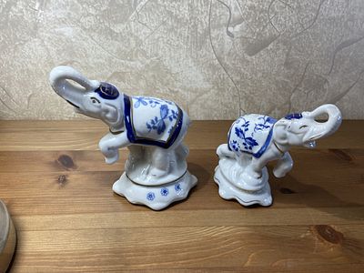 זוג פילים קוריאנים צבועים ביד מפורצלן. במצב מושלם.