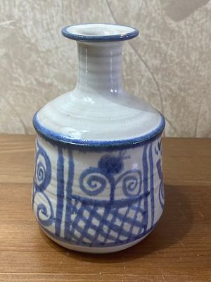 אגרטל מעוצב עבודת יד עשוי חימר עם גלייז פורצלן. חתום יעל. גובה 11 ס"מ. 
קוטר 8 ס"מ. 
צ'יפ מזערי 