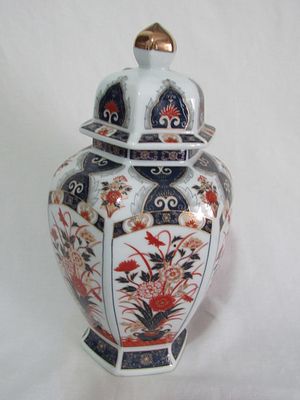 אגרטל עם מכסה פורצלן יפני ציור יד שנות ה-50 
26X13 ס"מ חתום