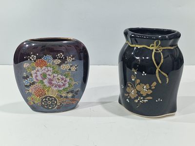 זוג אגרטלים קטנים מפורצלן, אחד יפני חתום ומעוטר בפרחים צבעוניים. מידות 
1. יפני 10X10 סמ" 
2. 