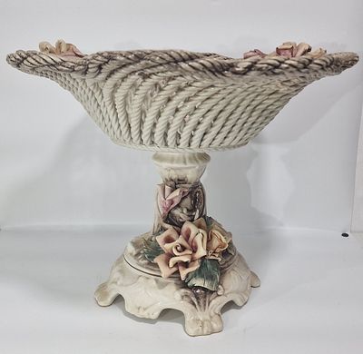 סלסלת פורצלן גדולה capo Demonte על רגל מעוטרת בפרחים. 
ציפים ושברים לפרחים לא משמעותי ראו 