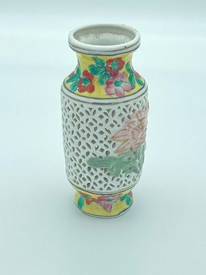 אגרטל מיני יפני צביעה ידנית עבודת פורצלן מיוחדת 
11X5 סמ" סדק קל בשפה.