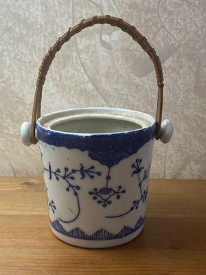 דלי פורצלן בצבע כחול יפני עם חותמת ידית עץ 10 סמ