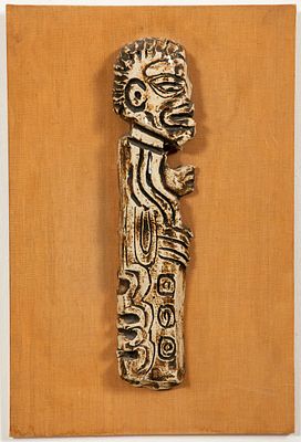 דמות אפריקאי מגולף מוצמד ללוח עץ
לתליה על הקיר. גילוף מוצמד ללוח עץ 
דמות אפריקאי מגולף באבן או 