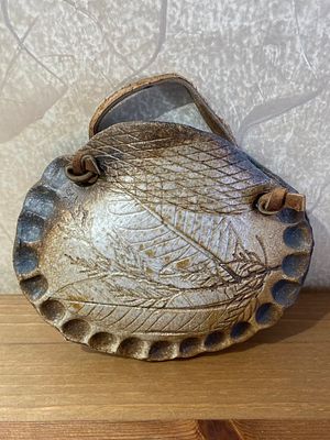 קרמיקה עבודת יד מעוצבת לתלייה מאת האמן יהודה קורן. גודל: 14/12 ס"מ. 
במצב מושלם.