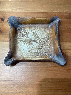 קרמיקה עבודת יד מעוצבת לתלייה מאת האמן יהודה קורן. גודל: 14/15 ס"מ. 
במצב מושלם.