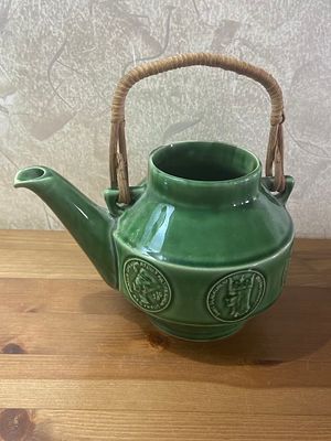 קנקן קרמיקה מיוחד מאד עם ידית מקש, חתום WAKU FOREIGN. רוחב 20 ס"מ 
גובה 14 ס"מ