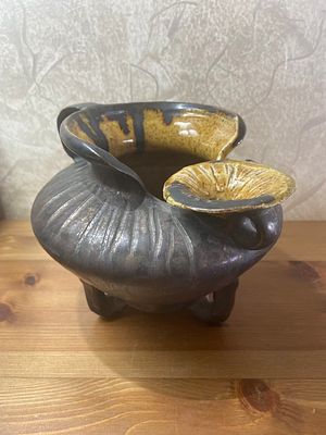 נר שמן מעוצב בעבודת יד בסגנון עתיק, גדול ומאסיבי, מוברש בצבע נחושת. קוטר 18 ס"מ 
גובה 15 ס"מ