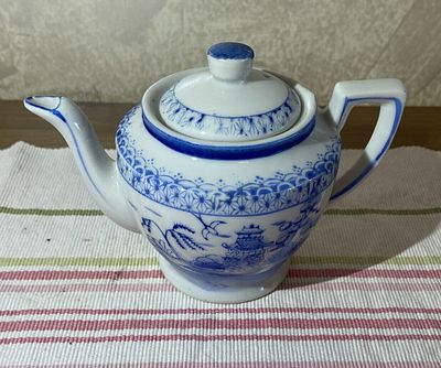 קומקום תה קרמיקה יפני כחול מעוטר 13 סמ