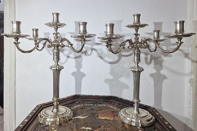 זוג מנורות כסף חמישה קנים תוצרת איטליה "sandona vicenza"
כסף 800 יצוק איכותי תחילת המאה ה20 3.13 ק"ג