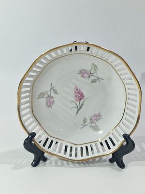 צלוחית הגשה ישנה גרמניה פרחים והזהבות חתומה BAVARIA.
מצב מושלם נקודות דהיה של צביעת הזהב.
. מידות 