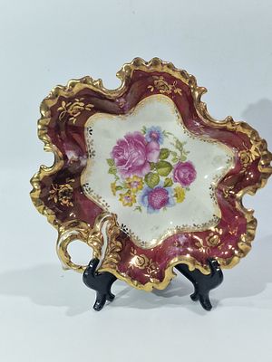 צלחת הגשה הנדרבייט "Handarbeit" גרמנית וינטאג מצב טוב מאד.
. מידות 
20X4 ס"מ